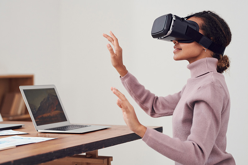 Mulher usando óculos de realidade virtual